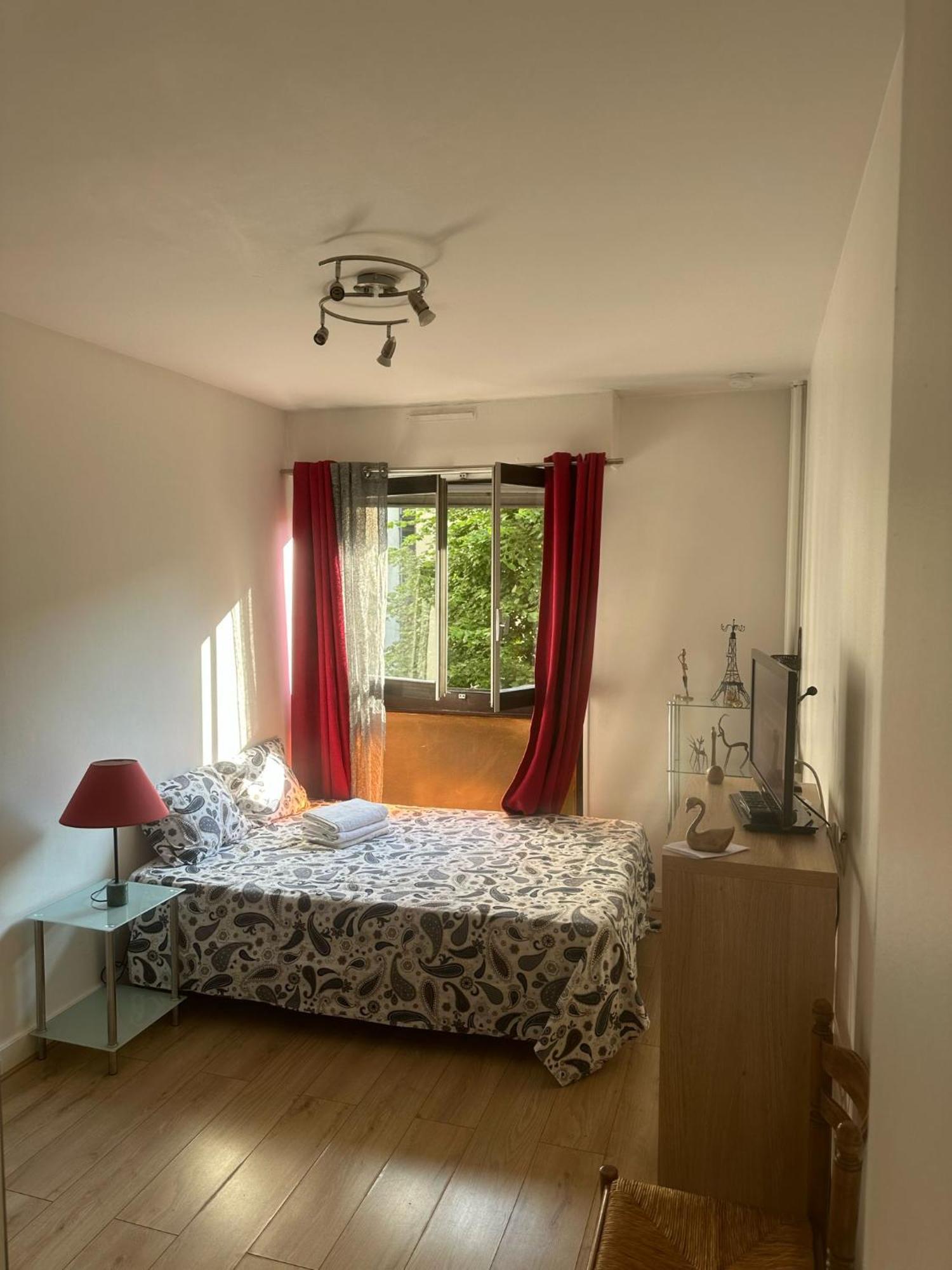 Calm And Comfortable Parisian Appartamento Parigi